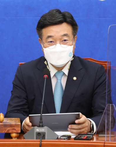 윤호중 민주당 원내대표가 지난달 30일 국회에서 열린 비상대책위원회 회의에서 발언하고 있다. 연합뉴스